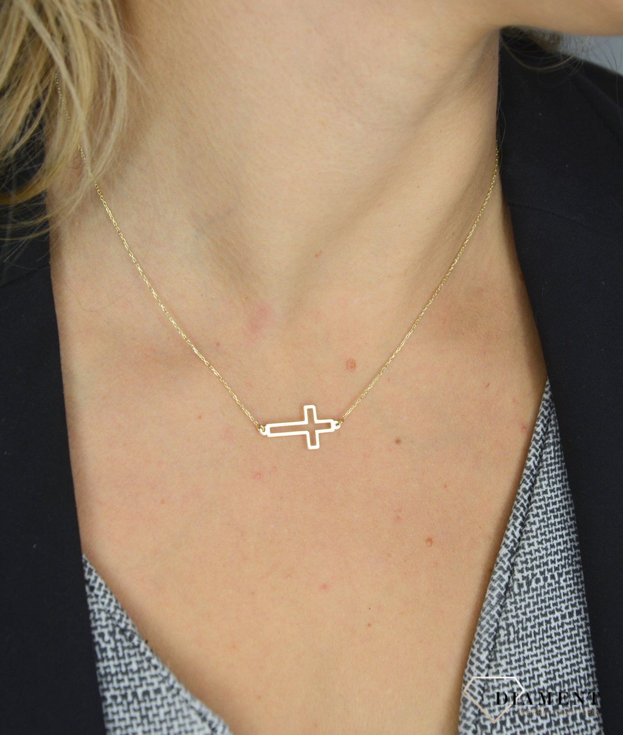 Złoty naszyjnik celebrytka 333 krzyżyk ✅ Złote Naszyjniki Damskie w Sklepie z Biżuterią zegarki-diament.pl ✅ Piękne i Eleganckie Naszyjniki dla Kobiet.jpg